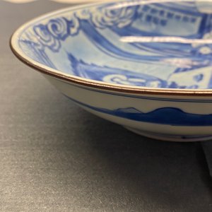 A fine Chinese blue and white Xi Xiang Ji 'temple scene' shallow bowl, Jiajing mark, Kangxi — photo 14