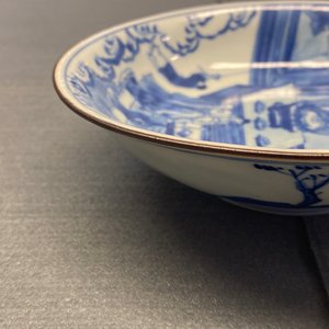 A fine Chinese blue and white Xi Xiang Ji 'temple scene' shallow bowl, Jiajing mark, Kangxi — photo 18