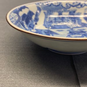 A fine Chinese blue and white Xi Xiang Ji 'temple scene' shallow bowl, Jiajing mark, Kangxi — photo 20