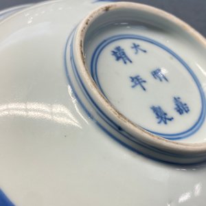 A fine Chinese blue and white Xi Xiang Ji 'temple scene' shallow bowl, Jiajing mark, Kangxi — photo 28