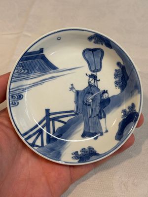 A fine Chinese blue and white 'Zhi Ri Gao Sheng 指日高升‘ saucer, Chenghua mark, Kangxi — photo 2