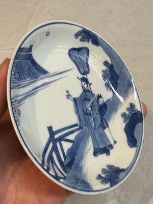 A fine Chinese blue and white 'Zhi Ri Gao Sheng 指日高升‘ saucer, Chenghua mark, Kangxi — photo 5