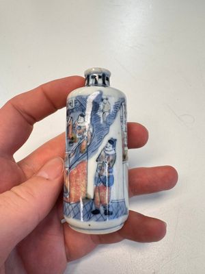 A fine Chinese blue, white and copper-red 'Kai Feng Fu 開封府' snuff bottle, Yongzheng mark, 19th C. — photo 2