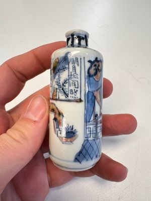 A fine Chinese blue, white and copper-red 'Kai Feng Fu 開封府' snuff bottle, Yongzheng mark, 19th C. — photo 4