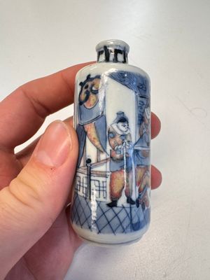 A fine Chinese blue, white and copper-red 'Kai Feng Fu 開封府' snuff bottle, Yongzheng mark, 19th C. — photo 5