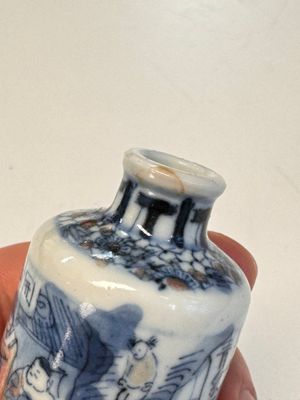 A fine Chinese blue, white and copper-red 'Kai Feng Fu 開封府' snuff bottle, Yongzheng mark, 19th C. — photo 8