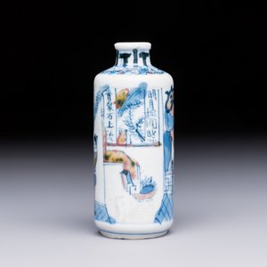 A fine Chinese blue, white and copper-red 'Kai Feng Fu 開封府' snuff bottle, Yongzheng mark, 19th C. — photo 3