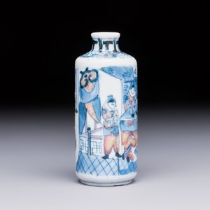 A fine Chinese blue, white and copper-red 'Kai Feng Fu 開封府' snuff bottle, Yongzheng mark, 19th C. — photo 4