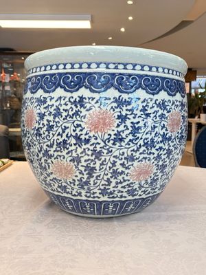 A fine Chinese blue, white and copper-red 'lotus scroll' fish bowl, Qianlong — photo 3