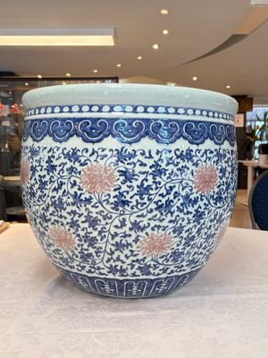 A fine Chinese blue, white and copper-red 'lotus scroll' fish bowl, Qianlong — photo 4