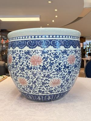 A fine Chinese blue, white and copper-red 'lotus scroll' fish bowl, Qianlong — photo 6