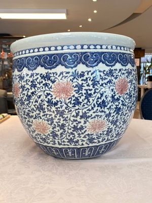 A fine Chinese blue, white and copper-red 'lotus scroll' fish bowl, Qianlong — photo 8