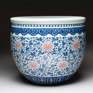 A fine Chinese blue, white and copper-red 'lotus scroll' fish bowl, Qianlong — photo 3