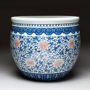 A fine Chinese blue, white and copper-red 'lotus scroll' fish bowl, Qianlong — photo 4