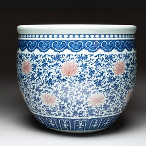 A fine Chinese blue, white and copper-red 'lotus scroll' fish bowl, Qianlong — photo 5
