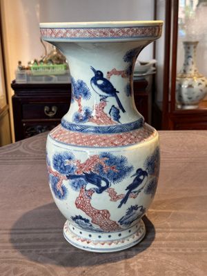 A fine Chinese blue, white and copper-red 'magpie and pine tree' vase, Yongzheng/Qianlong — foto 1