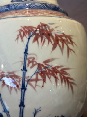 A fine Chinese blue, white and copper-red 'magpie and pine tree' vase, Yongzheng/Qianlong — foto 13