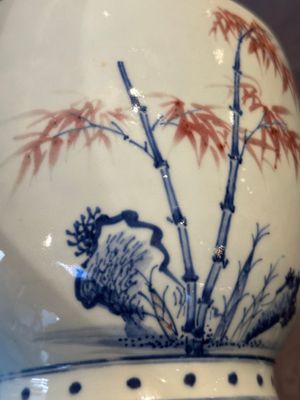 A fine Chinese blue, white and copper-red 'magpie and pine tree' vase, Yongzheng/Qianlong — foto 14
