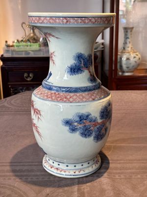 A fine Chinese blue, white and copper-red 'magpie and pine tree' vase, Yongzheng/Qianlong — foto 2