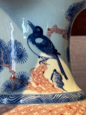 A fine Chinese blue, white and copper-red 'magpie and pine tree' vase, Yongzheng/Qianlong — foto 6