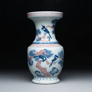 A fine Chinese blue, white and copper-red 'magpie and pine tree' vase, Yongzheng/Qianlong — foto 1