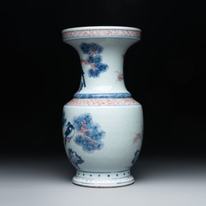 A fine Chinese blue, white and copper-red 'magpie and pine tree' vase, Yongzheng/Qianlong — foto 2