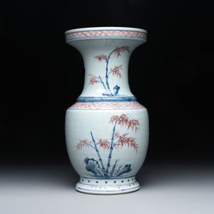 A fine Chinese blue, white and copper-red 'magpie and pine tree' vase, Yongzheng/Qianlong — foto 3