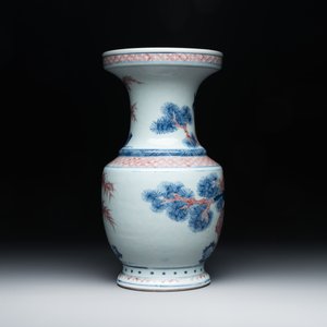 A fine Chinese blue, white and copper-red 'magpie and pine tree' vase, Yongzheng/Qianlong — foto 4
