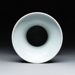 A fine Chinese blue, white and copper-red 'magpie and pine tree' vase, Yongzheng/Qianlong — foto 5