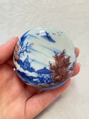 A fine Chinese blue, white and copper-red 'riverscape' seal paste box and cover, Kangxi mark, 19/20th C. — photo 1