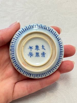 A fine Chinese blue, white and copper-red 'riverscape' seal paste box and cover, Kangxi mark, 19/20th C. — photo 2