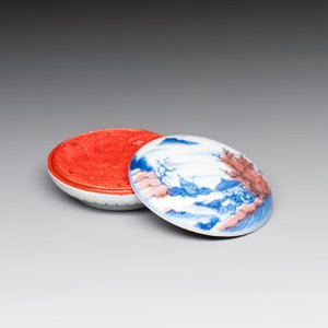 A fine Chinese blue, white and copper-red 'riverscape' seal paste box and cover, Kangxi mark, 19/20th C. — photo 2