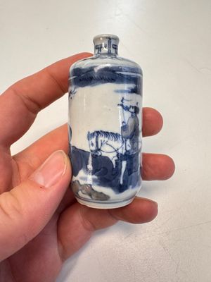 A fine Chinese blue, white and copper-red 'Tong Zi Zhi Lu 童子指路' snuff bottle — 照片 1