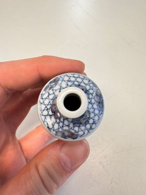 A fine Chinese blue, white and copper-red 'Tong Zi Zhi Lu 童子指路' snuff bottle — 照片 11