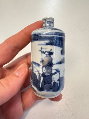 A fine Chinese blue, white and copper-red 'Tong Zi Zhi Lu 童子指路' snuff bottle — 照片 2
