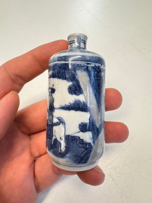 A fine Chinese blue, white and copper-red 'Tong Zi Zhi Lu 童子指路' snuff bottle — 照片 3
