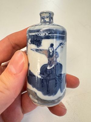 A fine Chinese blue, white and copper-red 'Tong Zi Zhi Lu 童子指路' snuff bottle — 照片 6