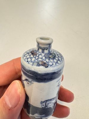 A fine Chinese blue, white and copper-red 'Tong Zi Zhi Lu 童子指路' snuff bottle — 照片 9