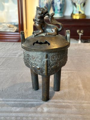 A fine Chinese bronze censer and cover with a Buddhist lion, 'ding 鼎', Xuande Mark, Ming — foto 1
