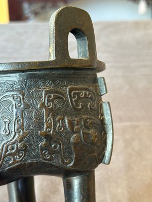 A fine Chinese bronze censer and cover with a Buddhist lion, 'ding 鼎', Xuande Mark, Ming — foto 12