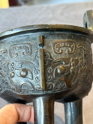 A fine Chinese bronze censer and cover with a Buddhist lion, 'ding 鼎', Xuande Mark, Ming — foto 13