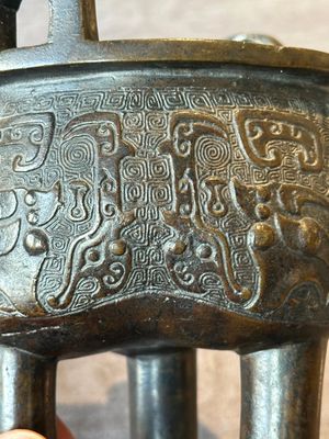 A fine Chinese bronze censer and cover with a Buddhist lion, 'ding 鼎', Xuande Mark, Ming — foto 14