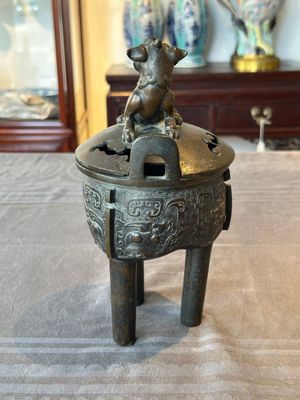 A fine Chinese bronze censer and cover with a Buddhist lion, 'ding 鼎', Xuande Mark, Ming — foto 2