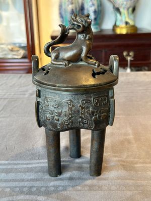 A fine Chinese bronze censer and cover with a Buddhist lion, 'ding 鼎', Xuande Mark, Ming — foto 3