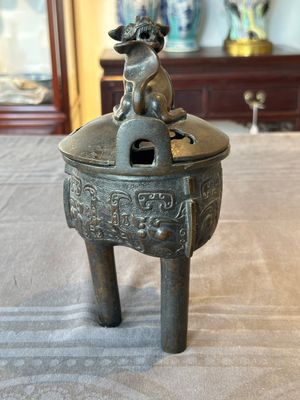 A fine Chinese bronze censer and cover with a Buddhist lion, 'ding 鼎', Xuande Mark, Ming — foto 4