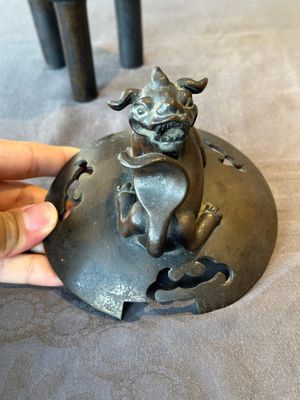 A fine Chinese bronze censer and cover with a Buddhist lion, 'ding 鼎', Xuande Mark, Ming — foto 5