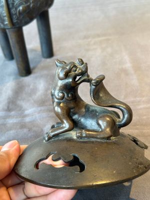 A fine Chinese bronze censer and cover with a Buddhist lion, 'ding 鼎', Xuande Mark, Ming — foto 6