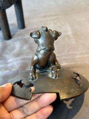 A fine Chinese bronze censer and cover with a Buddhist lion, 'ding 鼎', Xuande Mark, Ming — foto 7