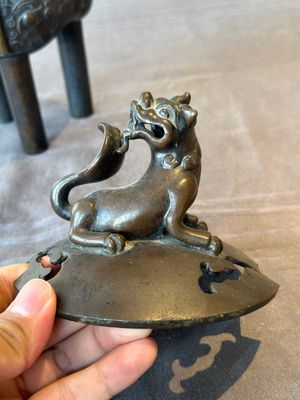 A fine Chinese bronze censer and cover with a Buddhist lion, 'ding 鼎', Xuande Mark, Ming — foto 8