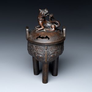 A fine Chinese bronze censer and cover with a Buddhist lion, 'ding 鼎', Xuande Mark, Ming — foto 1